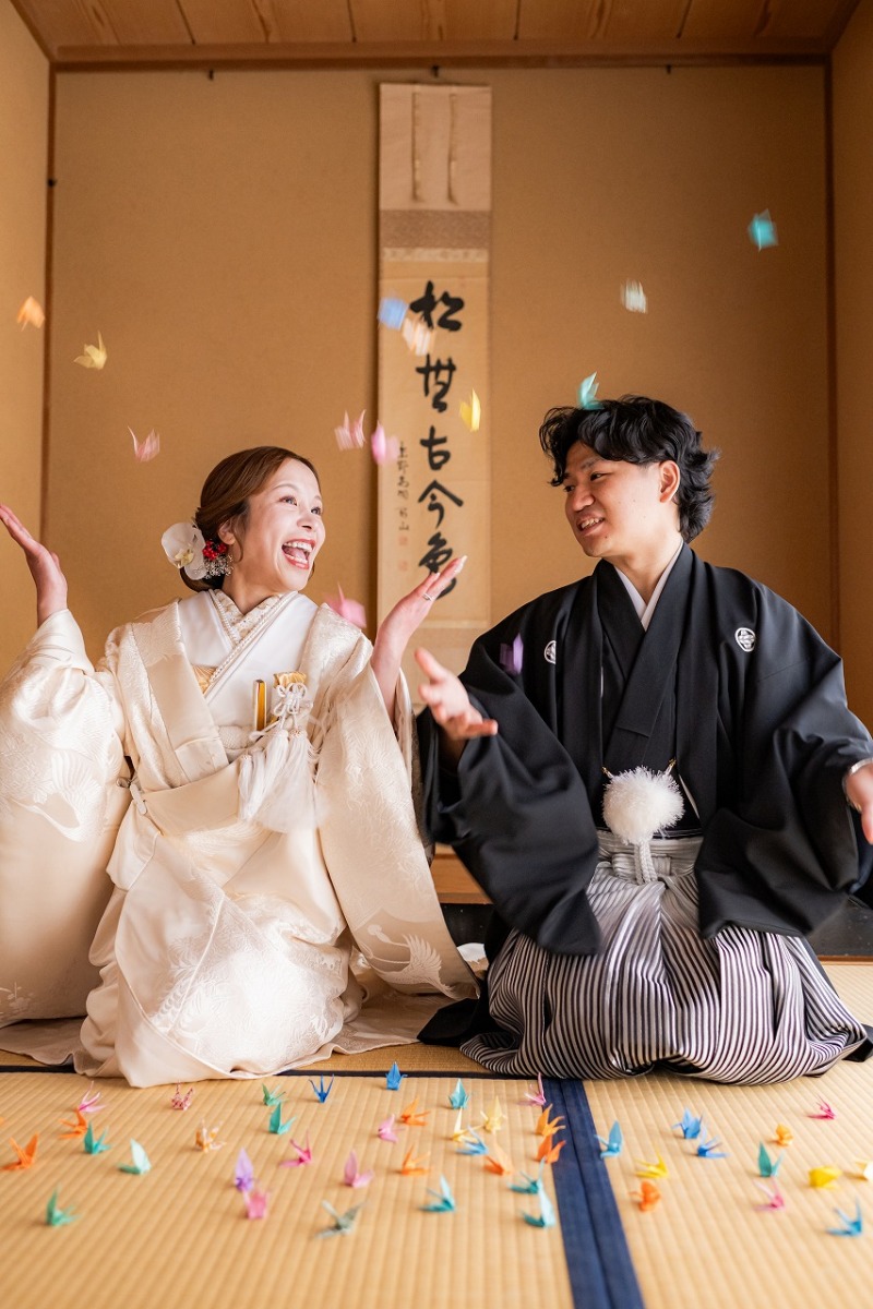 和室に広がる笑顔と折り鶴のひととき