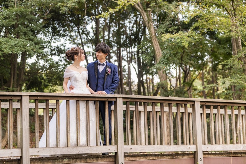 橋の上で共に笑って