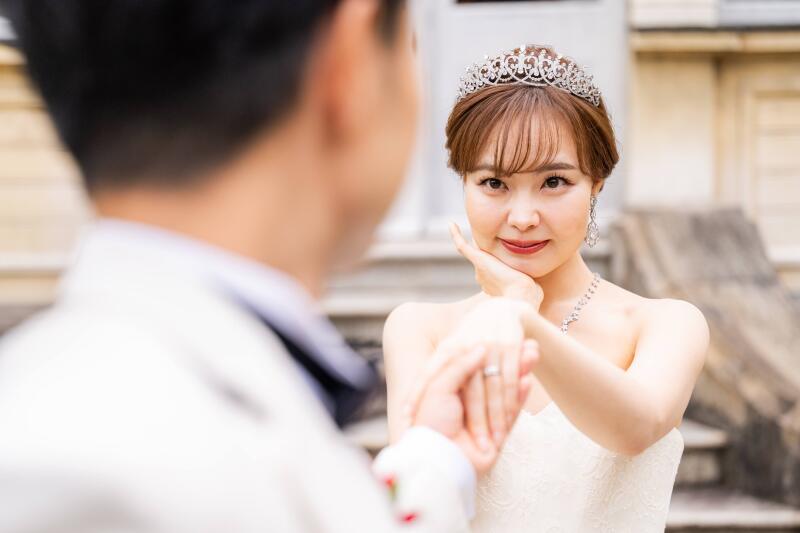 手を取りあって