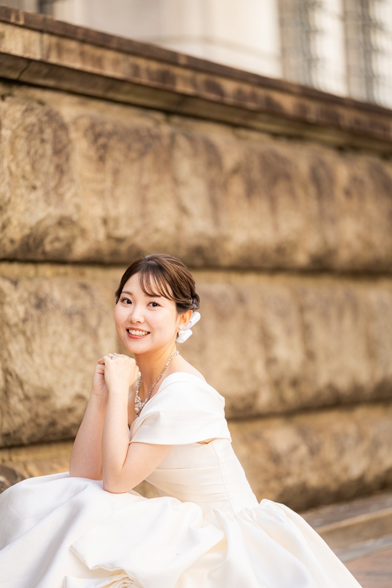 自然光に包まれ、笑顔あふれるご新婦様のソロフォト