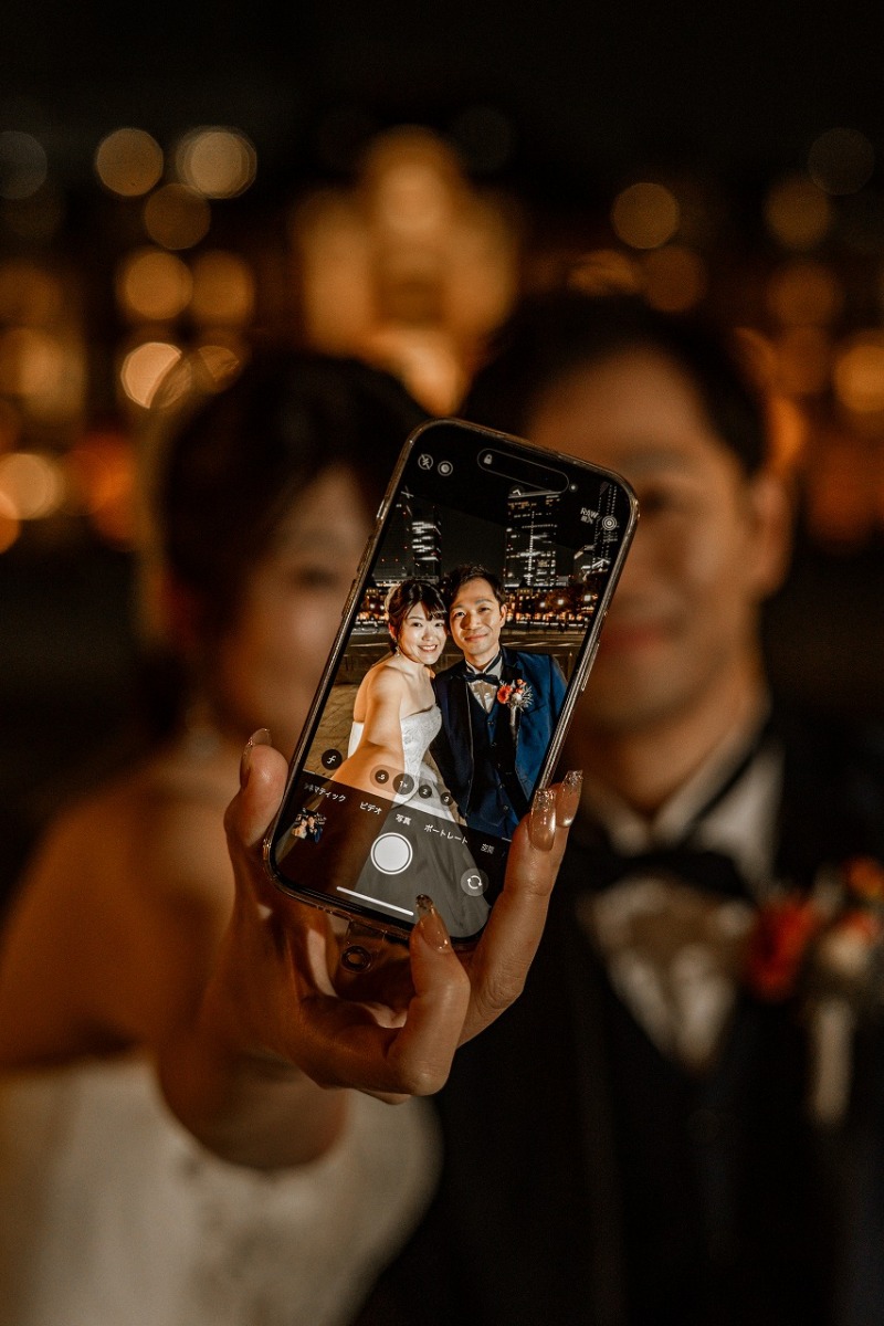 スマートフォン越しに残す笑顔の一枚