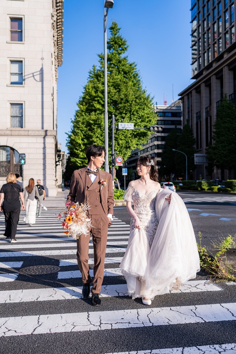 丸の内の街並みを歩く自然体なおふたり