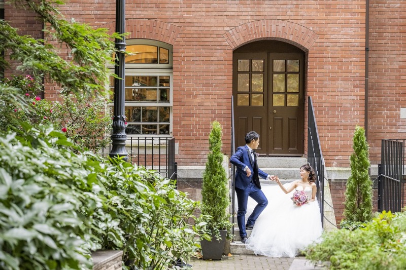 三菱一号館美術館前で