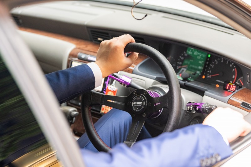 ハンドルを握る手も。