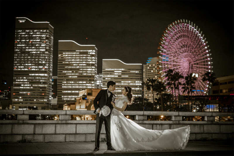 万国橋でドレスをファサッと!