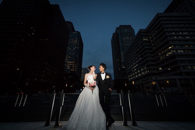ビルの中にたたずむご新郎ご新婦様