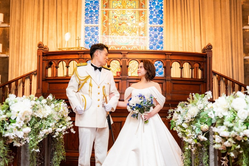 本物のチャペルでおふたり見つめ合って♡