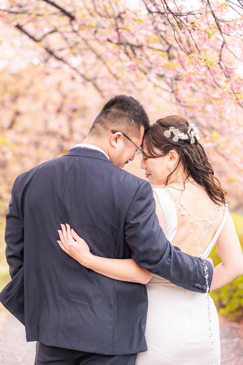 春の桜に包まれて見つめ合う穏やかな時間