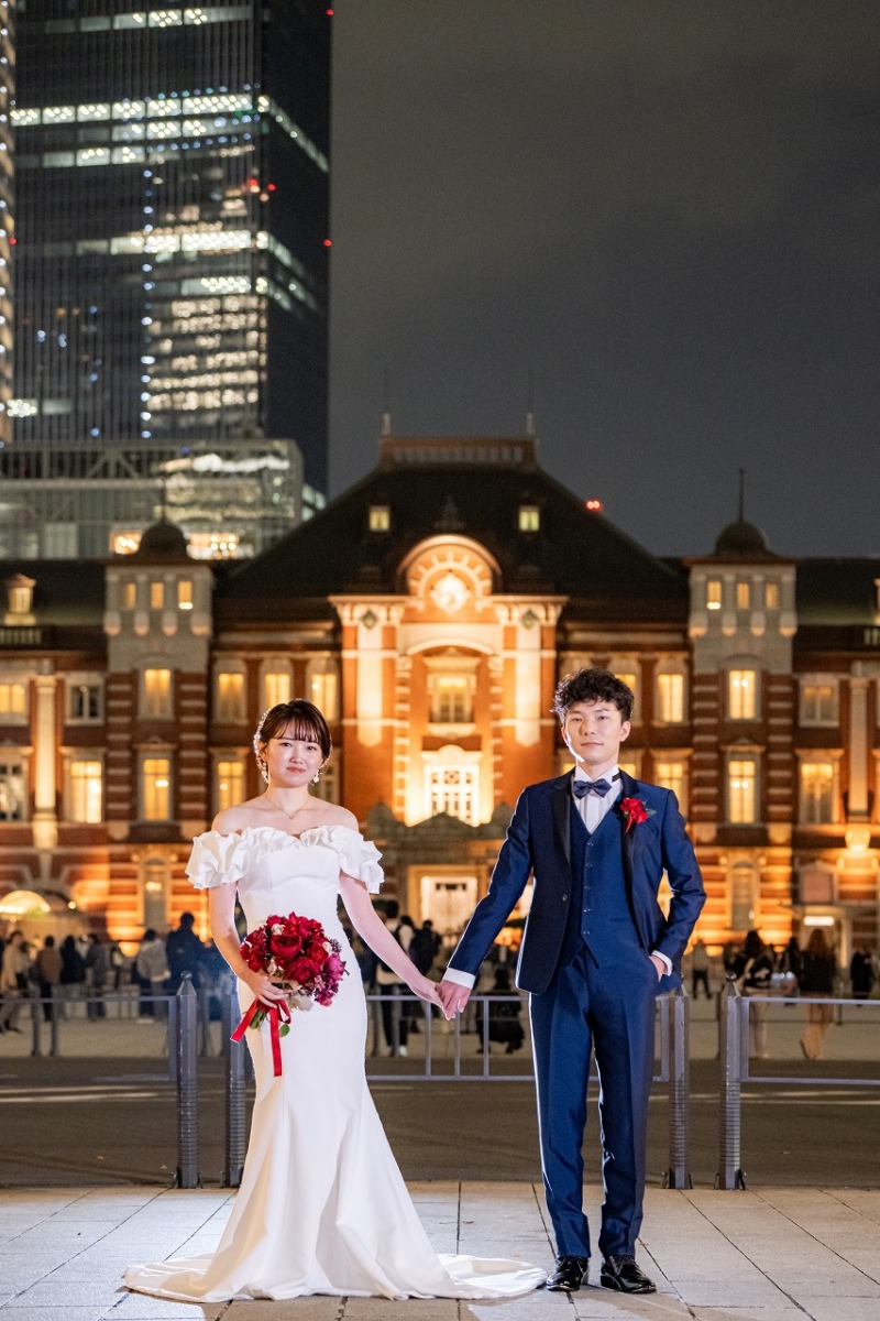 手を取り合う東京駅前のナイトフォト