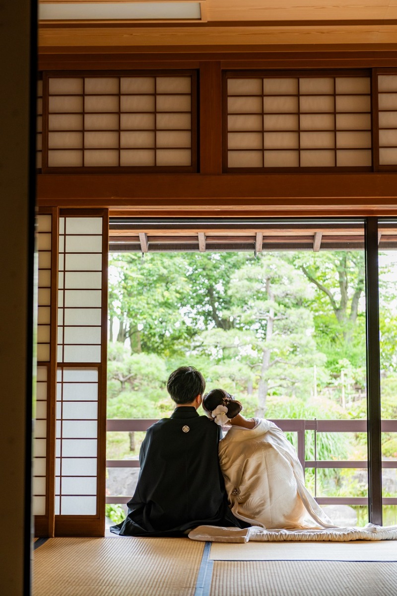 肩を寄せてふたりで眺める庭園で穏やかなひとときを