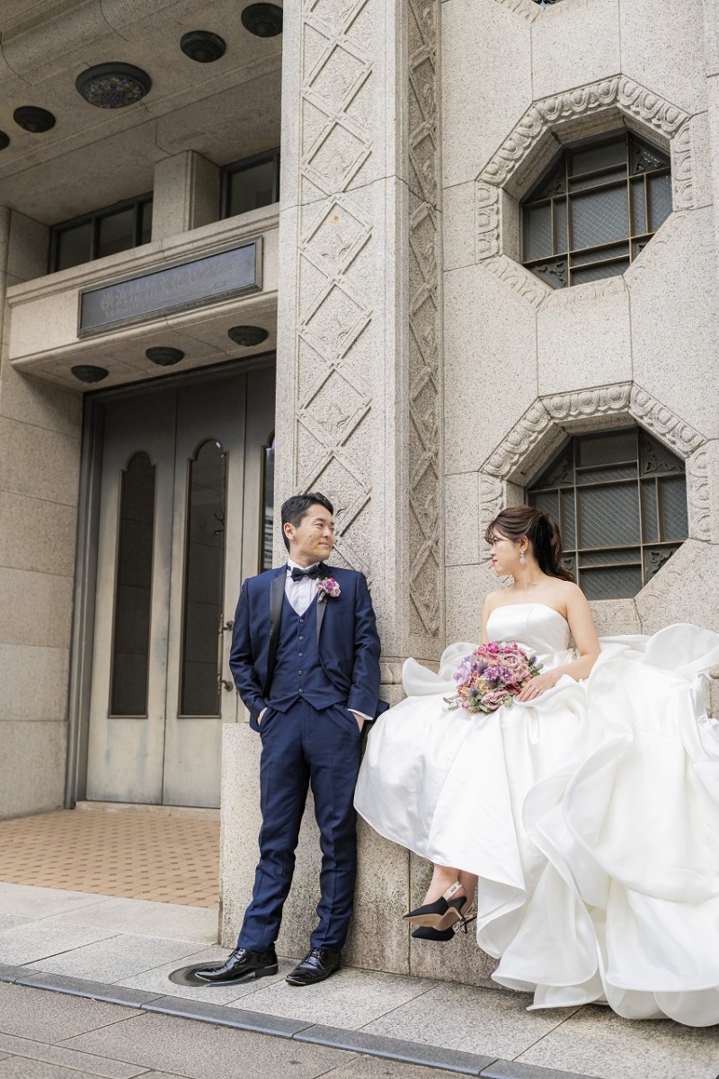 窓辺に腰掛けて和やかな一枚を