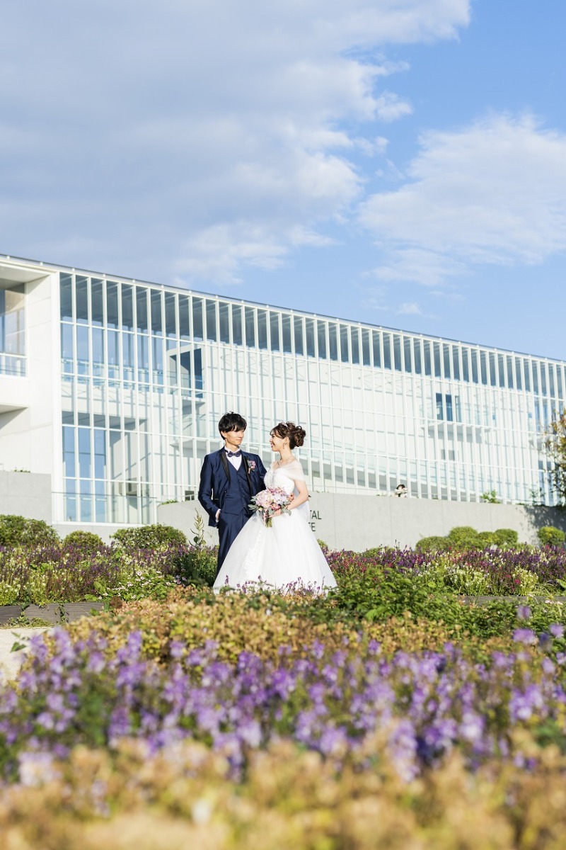 青空の元、花々の中で佇む♪