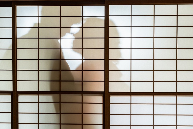 障子に映る影が彩る、おふたりのシルエットショット