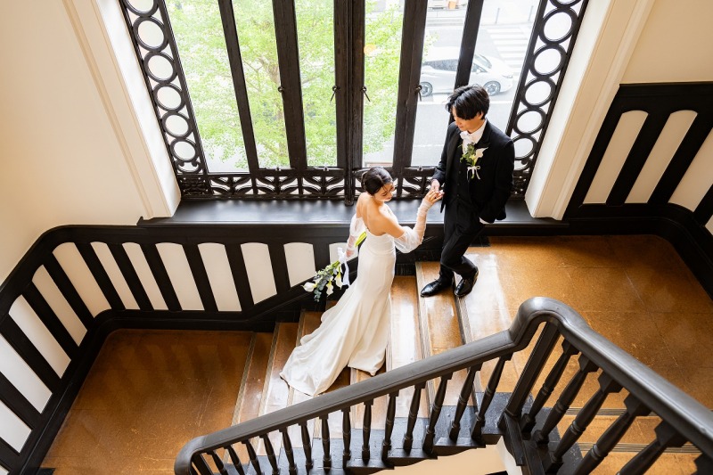 手を取り合うおふたり