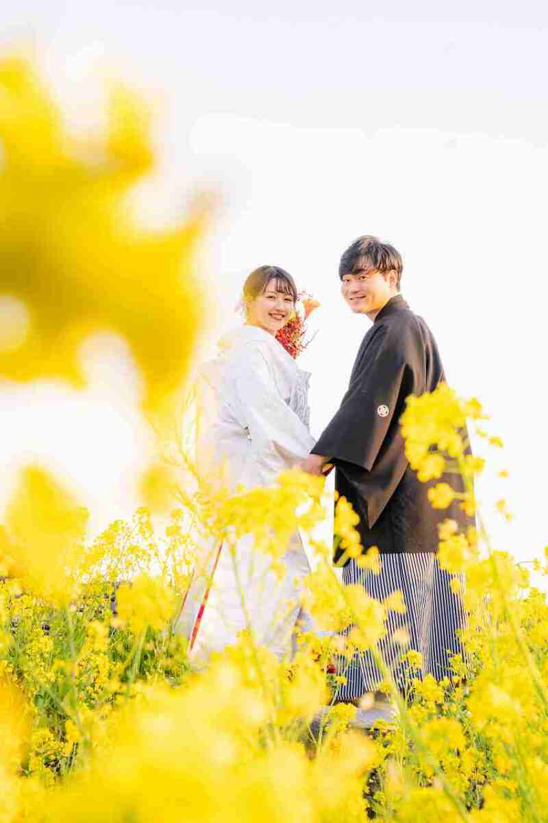 菜の花に囲まれて微笑み合う春のひととき