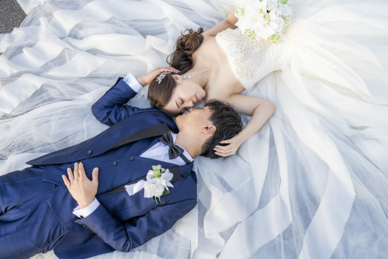 ドレスにうずまる寝転びショット♪