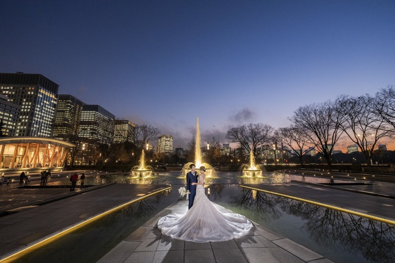 黄昏た空と噴水と