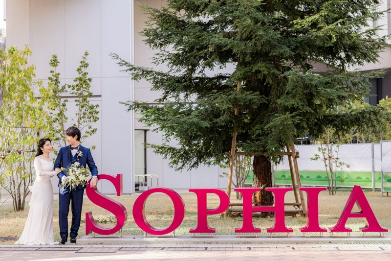 「SOPHIA」の文字と一緒にふたりで並んで撮影