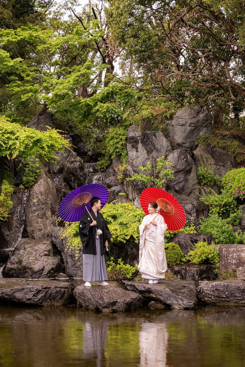庭園の滝を背景に和装姿を穏やかに残した一枚