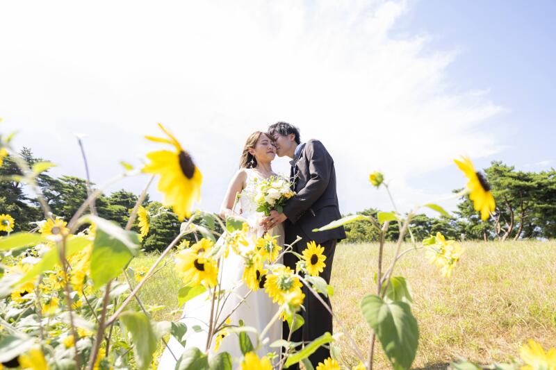 ひまわりに囲まれて、ほっぺに…♡