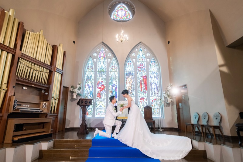 ステンドグラスの前で