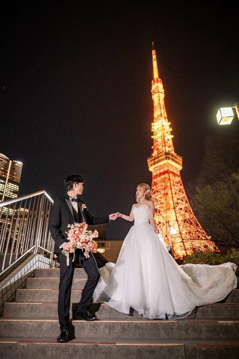 東京タワーを背景に手を取り合う瞬間