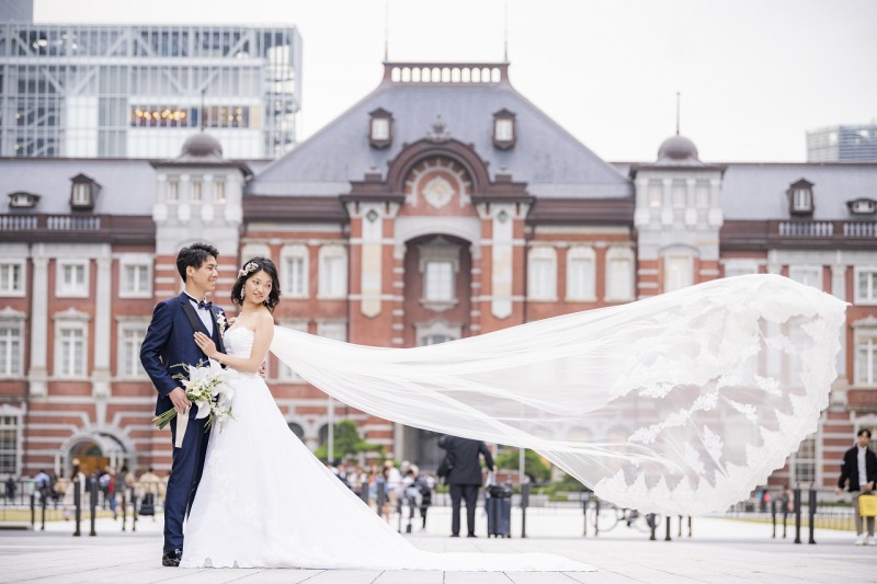 東京駅をバックに