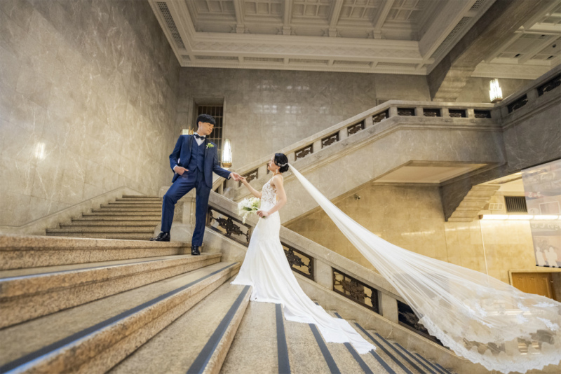 ベールを大きくなびかせて