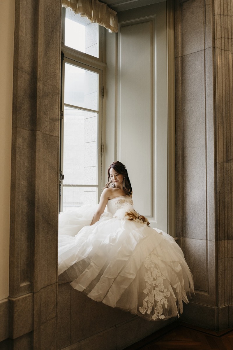 大窓の前でお座りショット