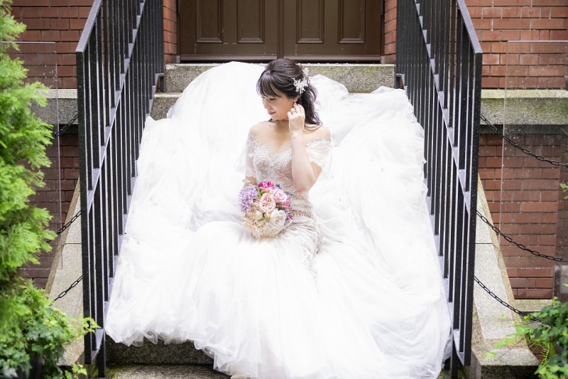 三菱一号館の階段でお座りショット♪