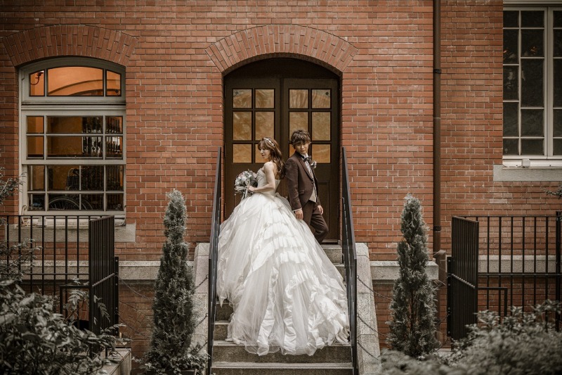 三菱一号館前で