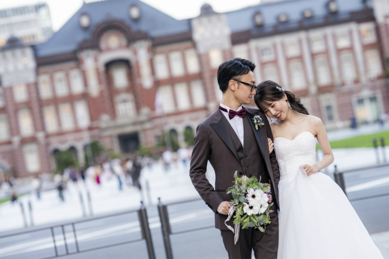お昼間の東京駅前で腕を組んで♡