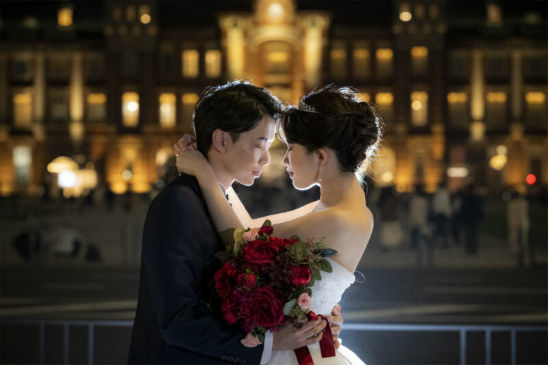 東京駅前でハグショット♡