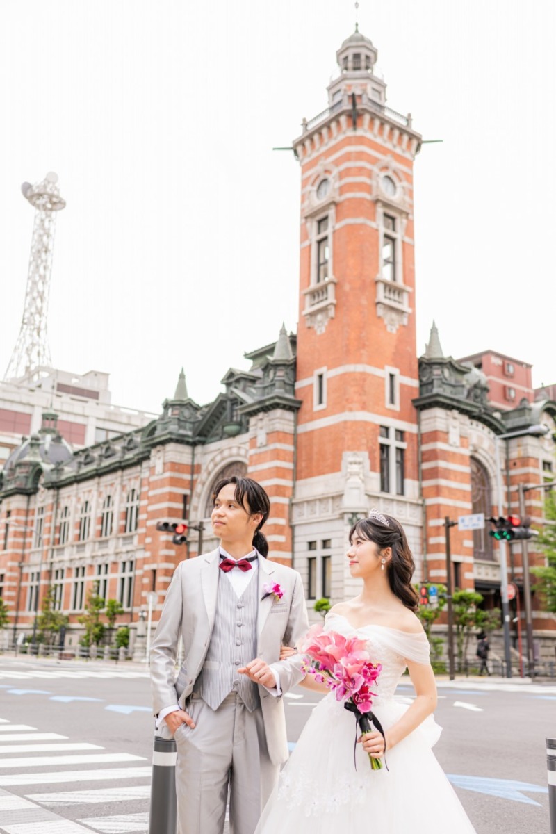 開港記念会館を背におふたりで歩く、横浜の街並み☆