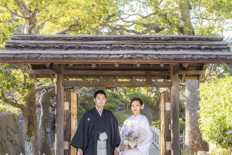 門の前で立ちショット