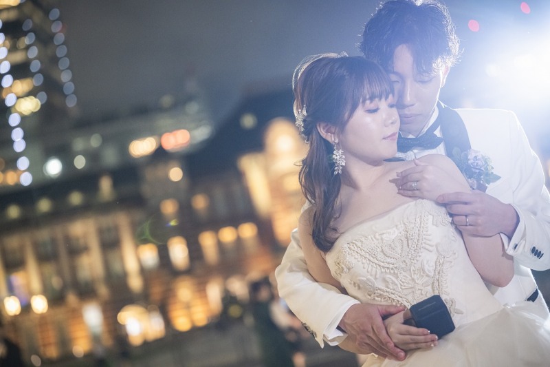 東京駅でバックハグショット！