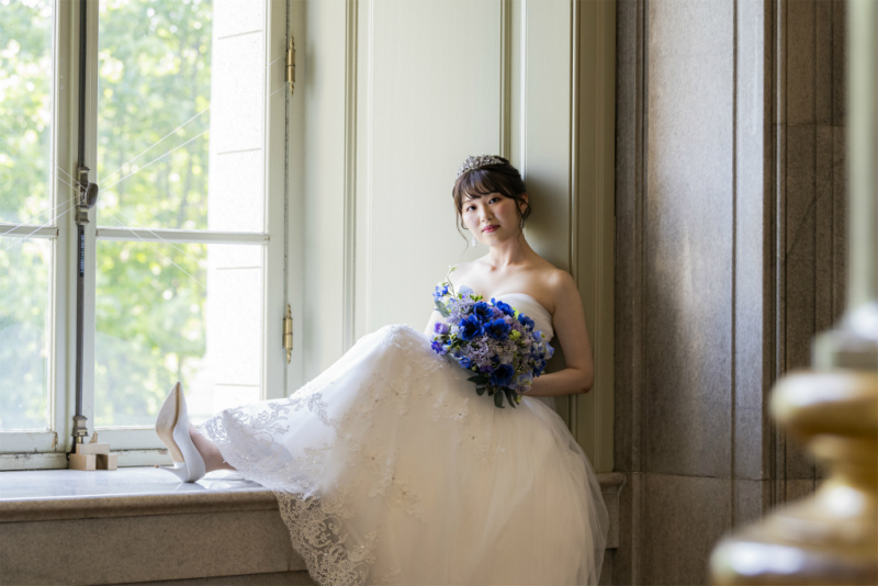 窓辺におかけいただくご新婦様のソロショット