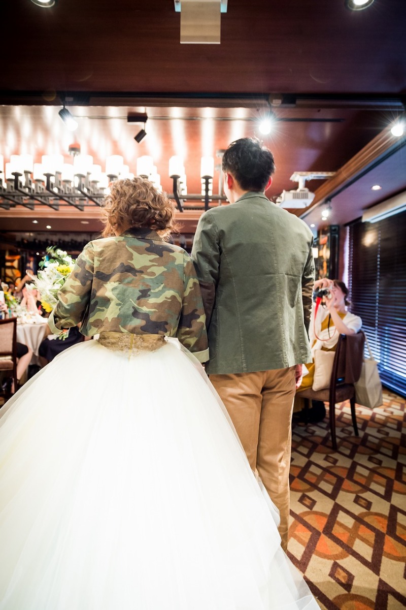 披露宴入場のバックショット♪