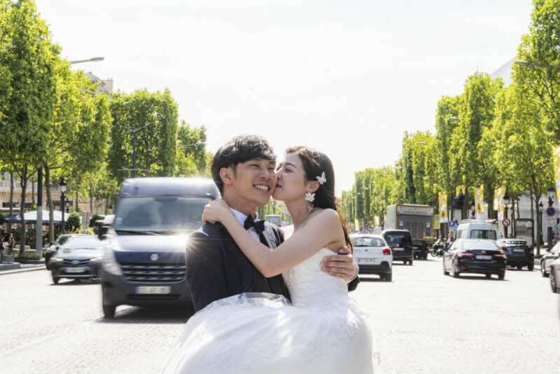 大きな道でほっぺにキス！