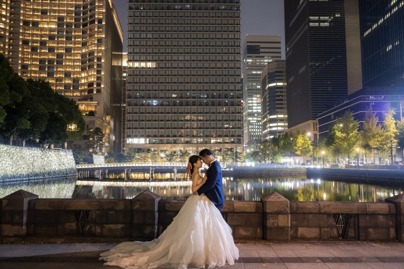 夜景の映る水面の前で、寄り添って♡