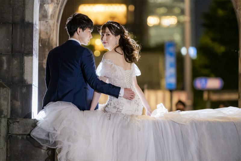 和田倉門で振り向きお座りショット♡