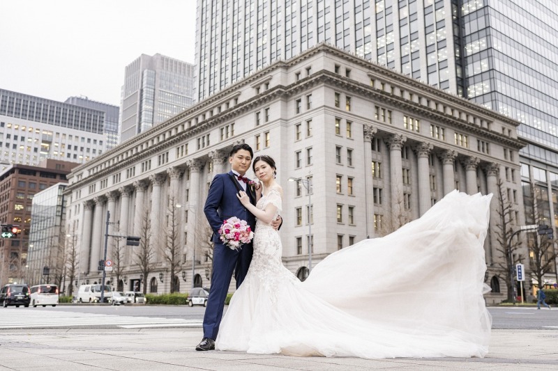 明治安田生命ビル前でドレスをファサッと☆