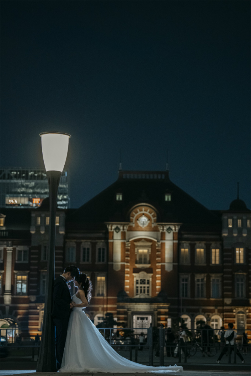 東京駅の街灯に照らされて…