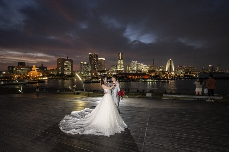 みなとみらいの夜景をバックに