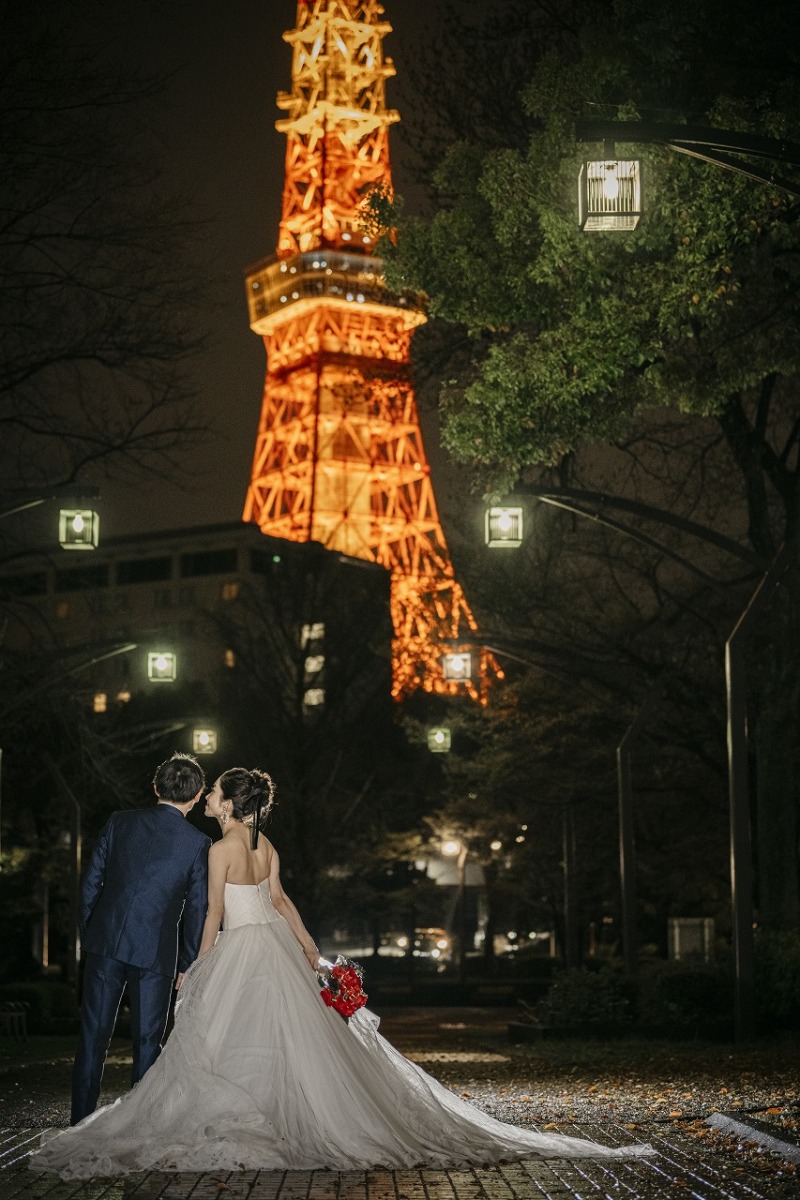 東京タワー前でロマンチックな一枚を