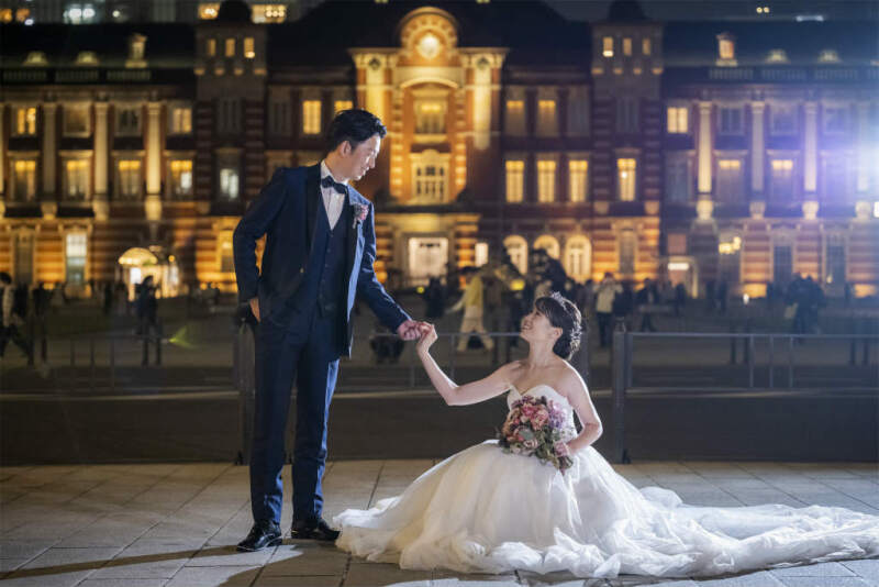 エスコートショットをライトアップされた東京駅前で