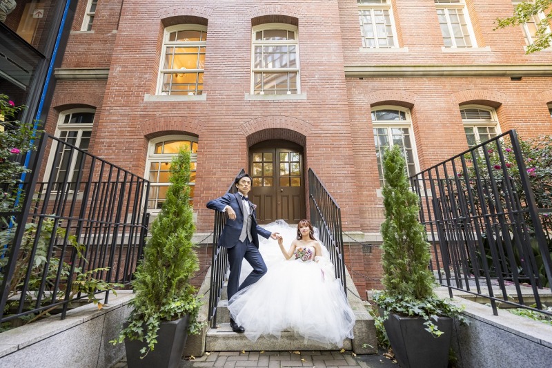 三菱一号館美術館前で