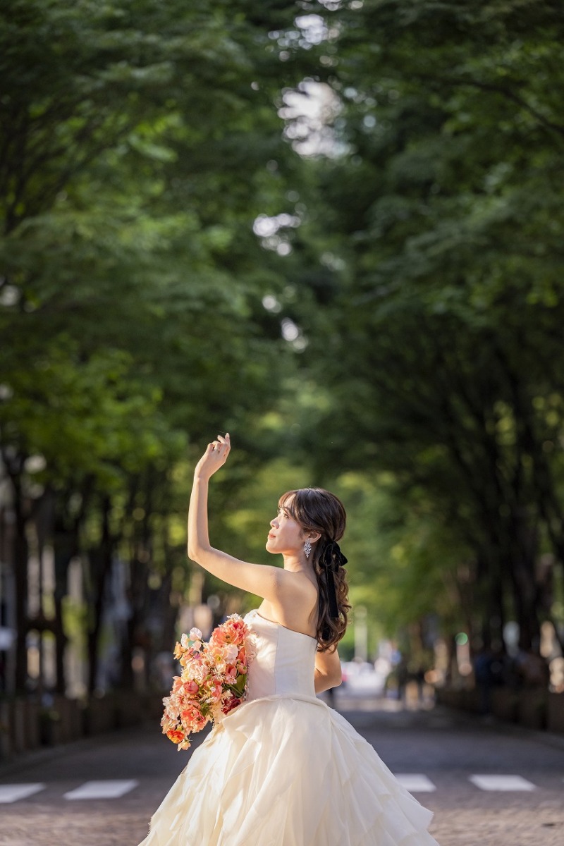 丸の内仲通りで夕日を浴びるソロショット♡