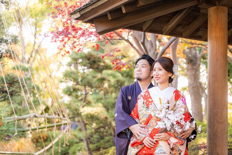 紅葉と緑が彩る和装フォト
