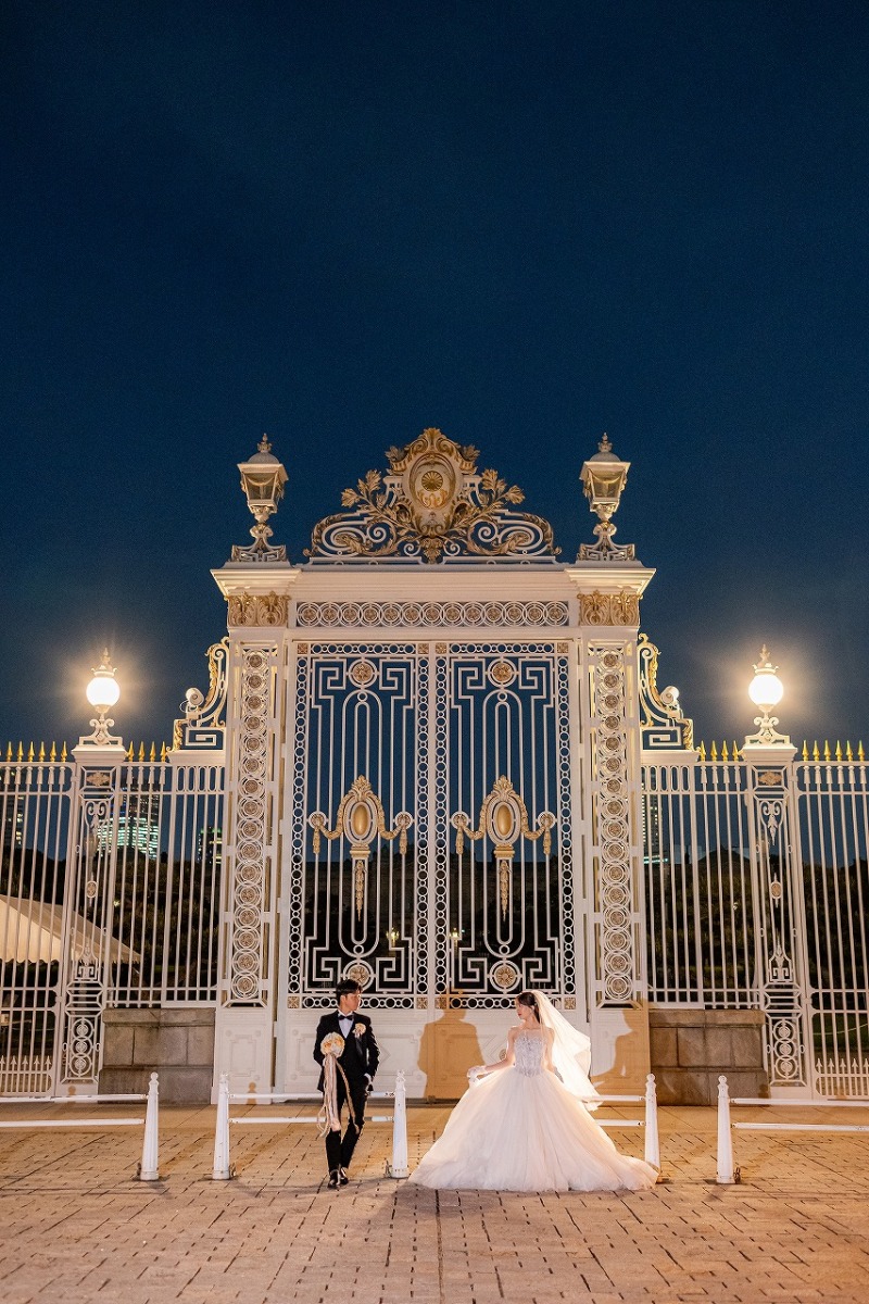 門の美しさに包まれる夜のフォトウェディング